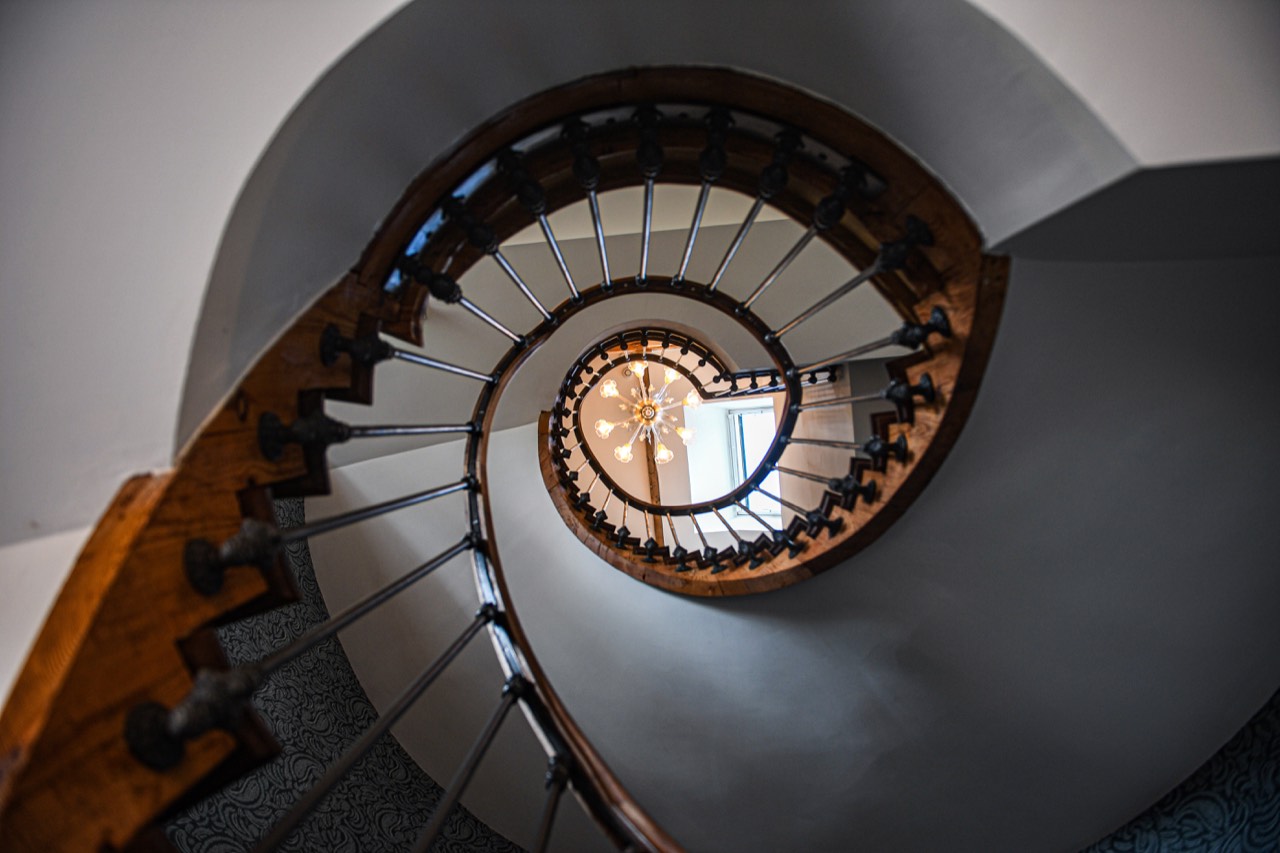 L’escalier à vis en chêne et fer forgé
