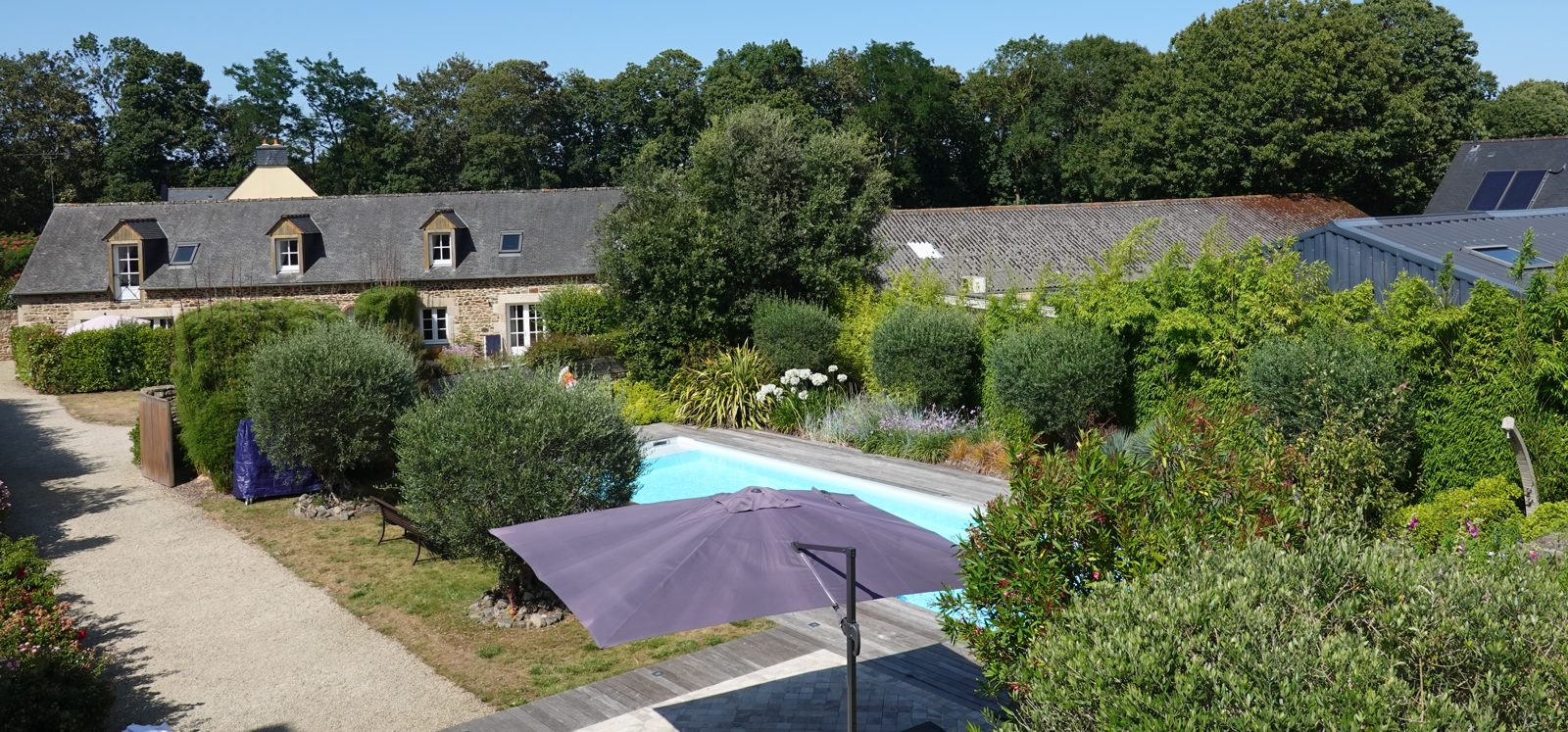Les gîtes et leur piscine, au milieu des jardins