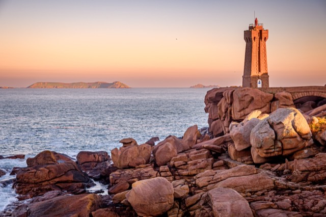 Le phare de Ploumanac’h sur les rochers de granit rose, au couchant